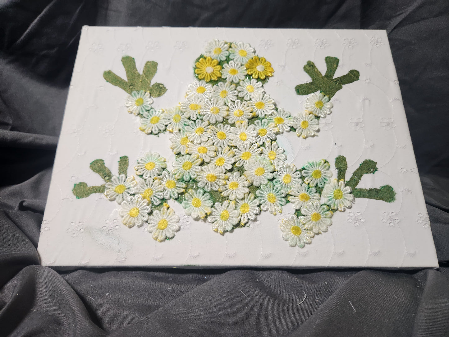 Embroidered daisies Canvas - Daisy Frog
