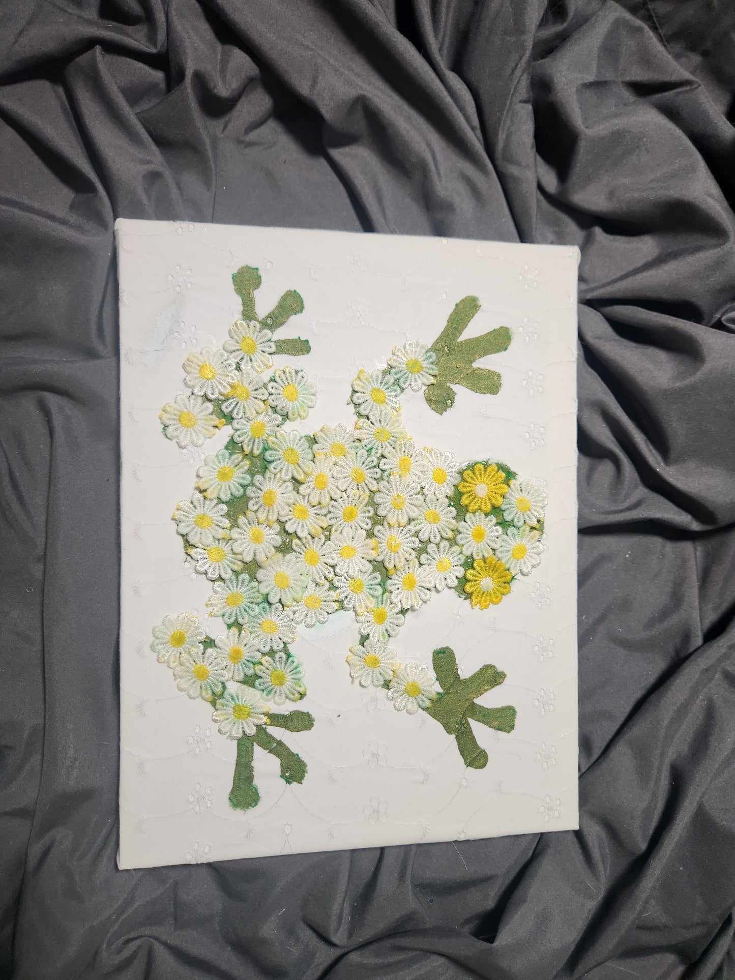 Embroidered daisies Canvas - Daisy Frog